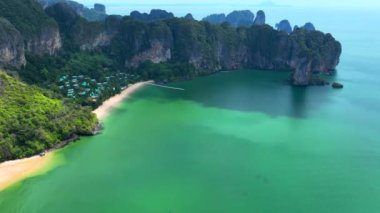 Tayland, Krabi 'deki Ao Nang Sahili' nin havadan görüntüsü.