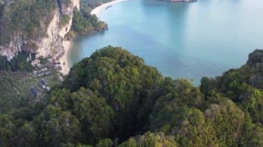 Tayland, Krabi 'deki Ao Nang Sahili' nin havadan görüntüsü.