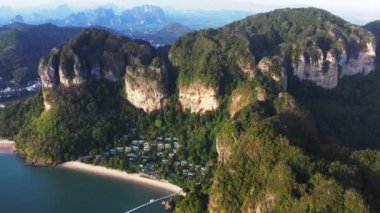 Tayland, Krabi 'deki Ao Nang Sahili' nin havadan görüntüsü.