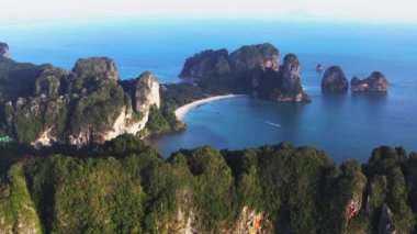 Tayland, Krabi 'deki Ao Nang Sahili' nin havadan görüntüsü.