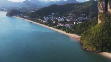 Tayland, Krabi 'deki Ao Nang Sahili' nin havadan görüntüsü.