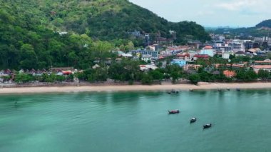 Tayland, Krabi 'deki Ao Nang Sahili' nin havadan görüntüsü.
