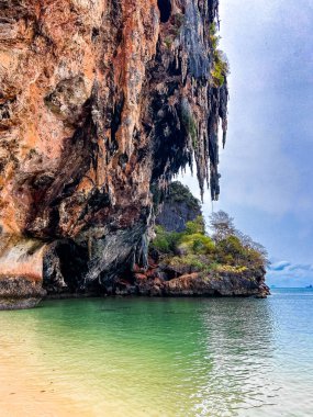 Phra nang Mağarası 'nın sahil manzarası ya da Tayland, Krabi' deki Prenses Mağara Sahili. Yüksek kalite fotoğraf