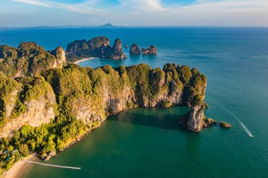 Phra nang Mağarası 'nın havadan görünüşü ya da Tayland, Krabi' deki Prenses Mağara Sahili. Yüksek kalite fotoğraf