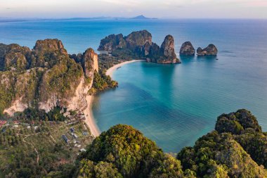 Phra nang Mağarası 'nın havadan görünüşü ya da Tayland, Krabi' deki Prenses Mağara Sahili. Yüksek kalite fotoğraf