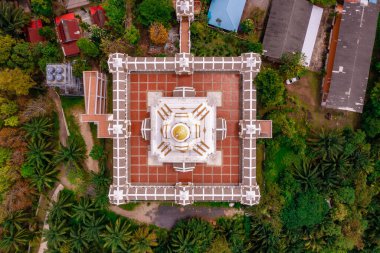 Tayland, Güney Asya 'daki Wat Laem Sak tapınağının havadan görüntüsü.