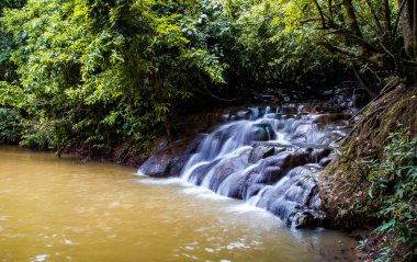 Namtok Ron Khlong Thom, Tayland, Krabi 'de sıcak kaynak şelalesi. Yüksek kalite fotoğraf