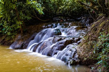 Namtok Ron Khlong Thom, Tayland, Krabi 'de sıcak kaynak şelalesi. Yüksek kalite fotoğraf