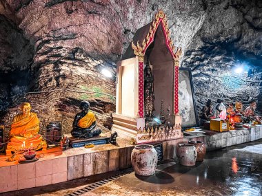 Wat Khao Aor mağara tapınağı, Phattalung, Tayland. Yüksek kalite fotoğraf