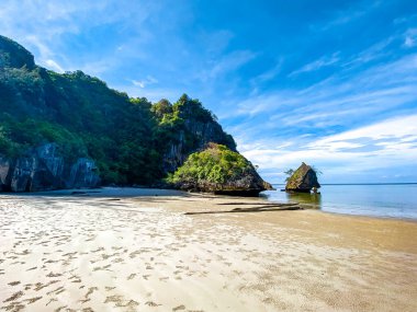 Yong Ling Sahili 'ndeki kumsal manzarası, Hat Yong Ling ve Hat San, Trang, Tayland, Güney Asya
