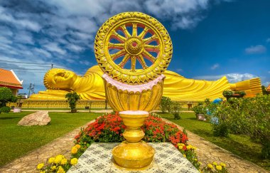Wat Laem Pho tapınağı Songkhla, Tayland, Güney Doğu Asya 'da uzanan altın Buda