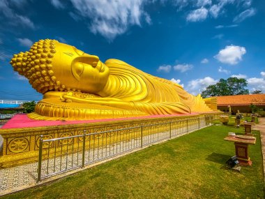 Wat Laem Pho tapınağı Songkhla, Tayland, Güney Doğu Asya 'da uzanan altın Buda