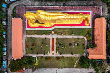 Wat Laem Pho tapınağı Songkhla, Tayland, Güney Doğu Asya 'da uzanan altın Buda