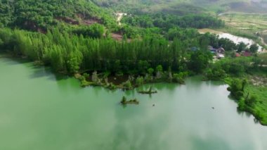 Liwong Gölü 'nün Songkhla, Tayland, Güney Doğu Asya' daki havadan görüntüsü.