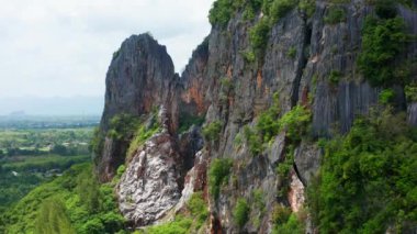 Songkhla, Tayland, Güney Asya 'daki Khao Khuha Dağı' nın havadan görüntüsü.