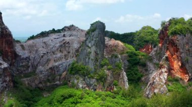 Songkhla, Tayland, Güney Asya 'daki Khao Khuha Dağı' nın havadan görüntüsü.