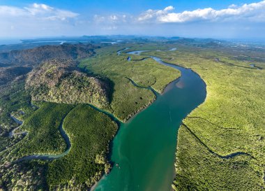 Satun Geopark, Tayland 'da Bo Chet Luk limanının uzun kuyruklu tekneleriyle hava görüntüsü. Yüksek kalite fotoğraf