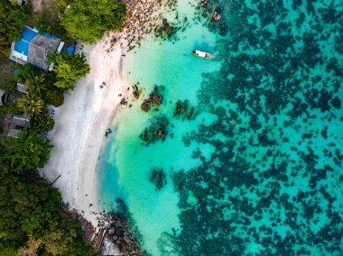 Lipe, Satun, Tayland, Güney Asya 'daki Sanom gizli plajının havadan görüntüsü.