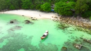 Lipe, Satun, Tayland, Güney Asya 'daki Sanom gizli plajının havadan görüntüsü.