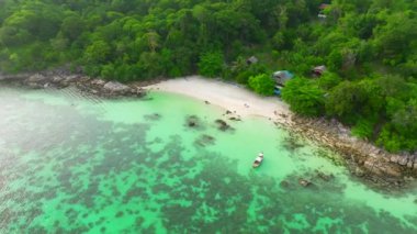 Lipe, Satun, Tayland, Güney Asya 'daki Sanom gizli plajının havadan görüntüsü.
