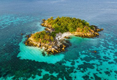 Koh Lipe, Satun, Tayland, Güney Asya 'daki Sunrise plajının hava görüntüsü.