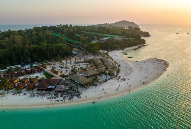 Koh Lipe, Satun, Tayland, Güney Asya 'daki Sunrise plajının hava görüntüsü.