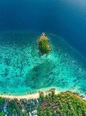 Koh Lipe, Satun, Tayland, Güney Asya 'daki Sunrise plajının hava görüntüsü.