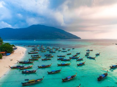 Koh Lipe, Satun, Tayland, Güney Asya 'daki Sunrise plajının hava görüntüsü.