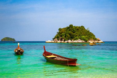 Koh Lipe, Satun, Tayland, Güney Asya 'daki Sunrise plajının hava görüntüsü.