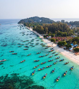 Koh Lipe, Satun, Tayland, Güney Asya 'daki Sunrise plajının hava görüntüsü.