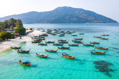 Koh Lipe, Satun, Tayland, Güney Asya 'daki Sunrise plajının hava görüntüsü.