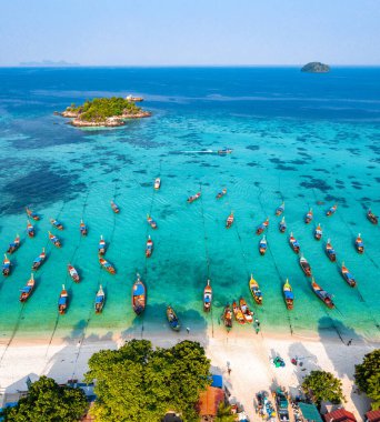 Koh Lipe, Satun, Tayland, Güney Asya 'daki Sunrise plajının hava görüntüsü.
