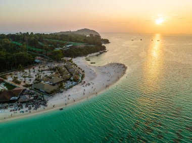 Koh Lipe, Satun, Tayland, Güney Asya 'daki Sunrise plajının hava görüntüsü.