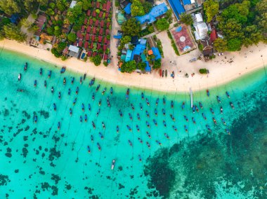 Koh Lipe, Satun, Tayland, Güney Asya 'daki Sunrise plajının hava görüntüsü.