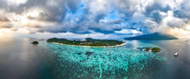 Koh Lipe, Satun, Tayland, Güney Asya 'daki Sunrise plajının hava görüntüsü.