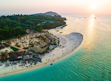 Koh Lipe, Satun, Tayland, Güney Asya 'daki Sunrise plajının hava görüntüsü.