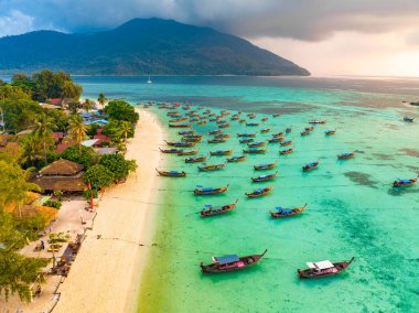 Koh Lipe, Satun, Tayland, Güney Asya 'daki Sunrise plajının hava görüntüsü.