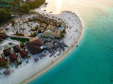 Koh Lipe, Satun, Tayland, Güney Asya 'daki Sunrise plajının hava görüntüsü.