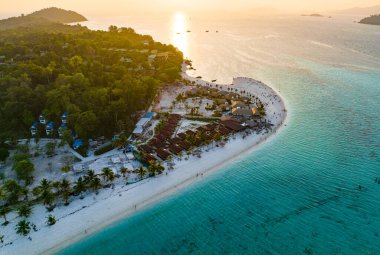 Koh Lipe, Satun, Tayland, Güney Asya 'daki Sunrise plajının hava görüntüsü.