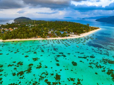 Koh Lipe, Satun, Tayland, Güney Asya 'daki Sunrise plajının hava görüntüsü.