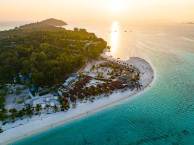 Koh Lipe, Satun, Tayland, Güney Asya 'daki Sunrise plajının hava görüntüsü.