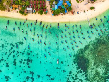 Koh Lipe, Satun, Tayland, Güney Asya 'daki Sunrise plajının hava görüntüsü.