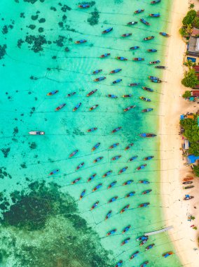 Koh Lipe, Satun, Tayland, Güney Asya 'daki Sunrise plajının hava görüntüsü.