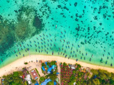 Koh Lipe, Satun, Tayland, Güney Asya 'daki Sunrise plajının hava görüntüsü.