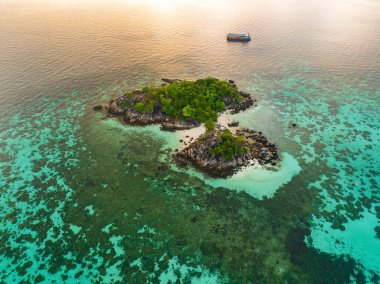 Koh Lipe, Satun, Tayland, Güney Asya 'daki Sunrise plajının hava görüntüsü.