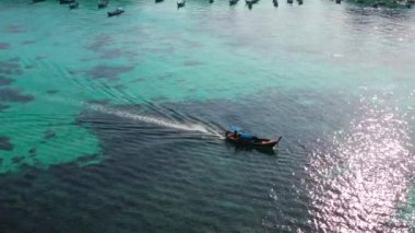 Koh Lipe, Satun, Tayland, Güney Asya 'daki Sunrise plajının hava görüntüsü.