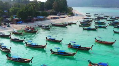 Koh Lipe, Satun, Tayland, Güney Asya 'daki Sunrise plajının hava görüntüsü.