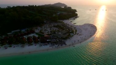 Koh Lipe, Satun, Tayland, Güney Asya 'daki Sunrise plajının hava görüntüsü.