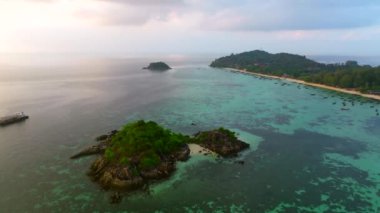 Koh Lipe, Satun, Tayland, Güney Asya 'daki Sunrise plajının hava görüntüsü.