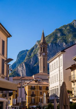 Kuzey İtalya, Avrupa 'daki Como Gölü' nün güneydoğu kıyısındaki Lecco şehrinin kilisesinin manzarası.